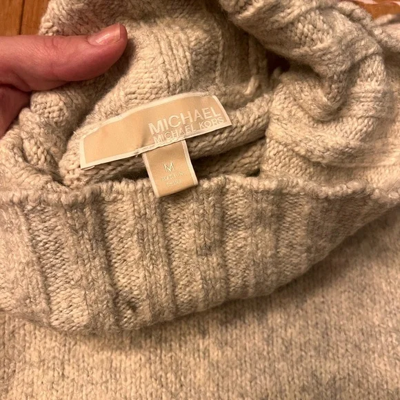 Michael Kors Turtleneck Sweater (M) - Picture 4 of 9